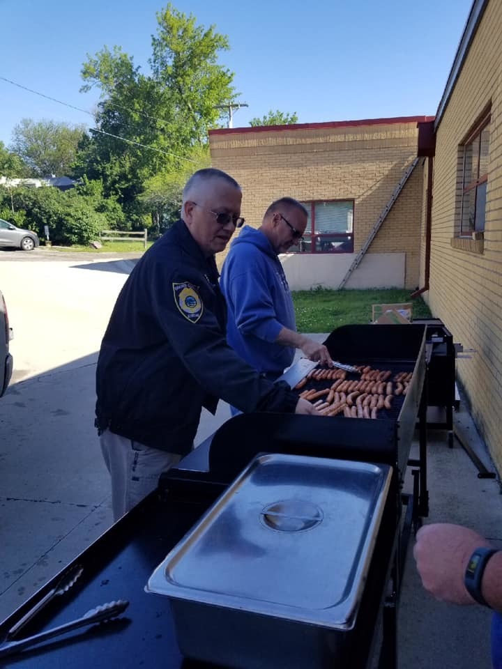 Hiawatha Sheriff's Office cooking lunch for HES students