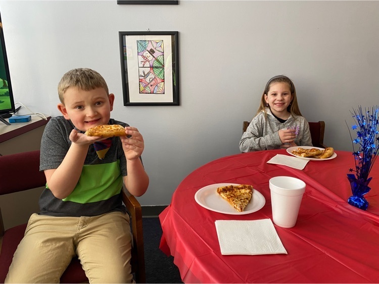 It was time for the monthly pizza party sponsored by the HES PTO. Students whose names were drawn because they showed positive Red Hawk character! Well done students & thank you to the HES PTO for sponsoring this reward! #HESRedHawks