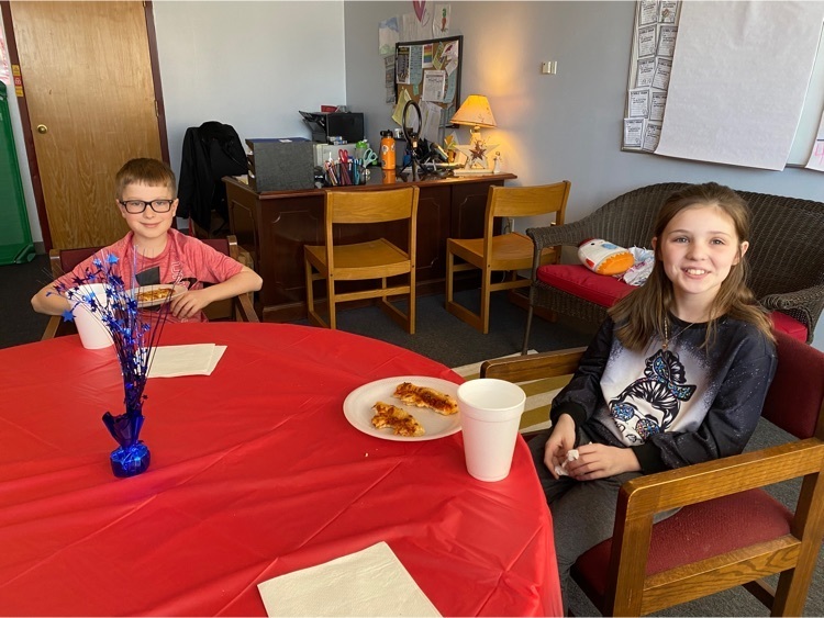 It was time for the monthly pizza party sponsored by the HES PTO. Students whose names were drawn because they showed positive Red Hawk character! Well done students & thank you to the HES PTO for sponsoring this reward! #HESRedHawks