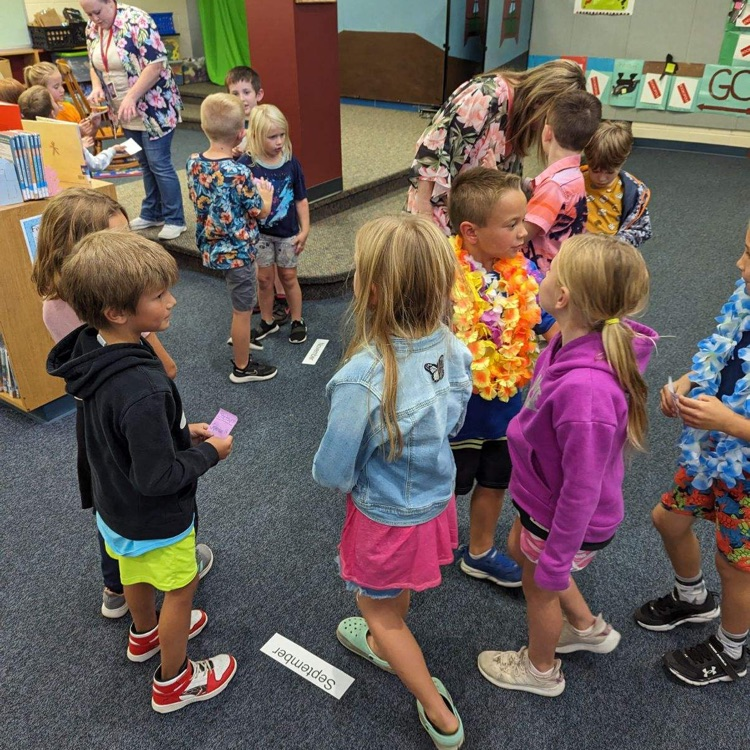 First grade made some great connections today with a team building activity. They shared their similarities and had fun with it!  🔴🔵  #HESRedHawks #USD415 #RedHawkReady #Hiawathaks #HiawathaKansas #VisitHiawatha 🔴🔵 